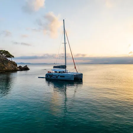 船上ホテル Private Luxury Catamaran Cruise サンジャン・カップ・フェラ